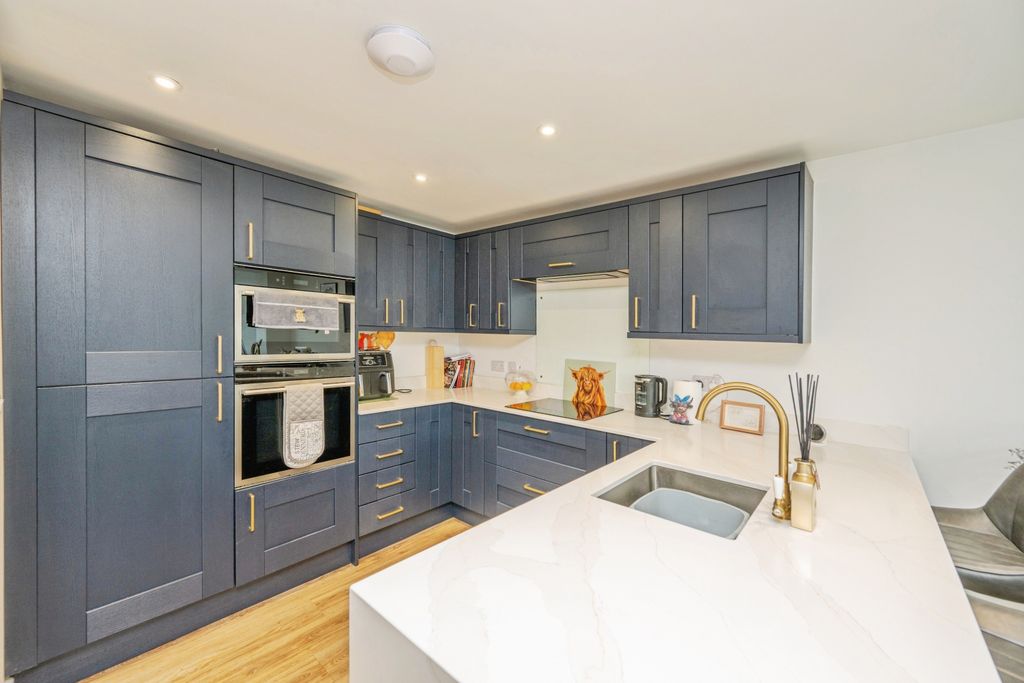 Property photo 3 of 18 Modern Kitchen With Breakfast Bar