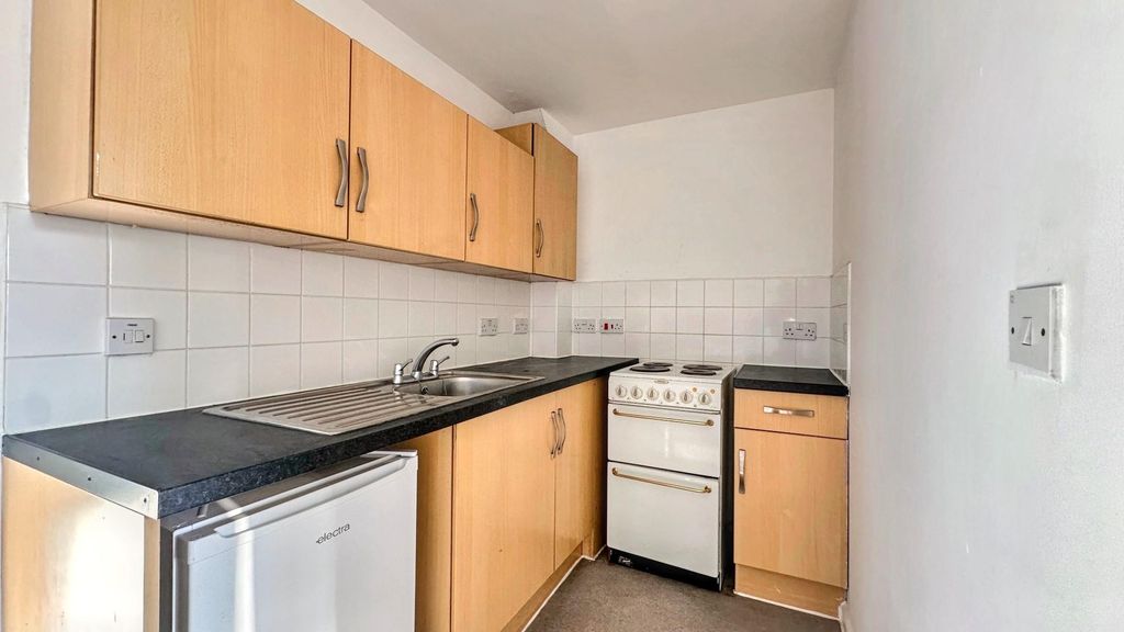 Property photo 3 of 6 Iev-1Ldj20-5Hszuqh__Ow