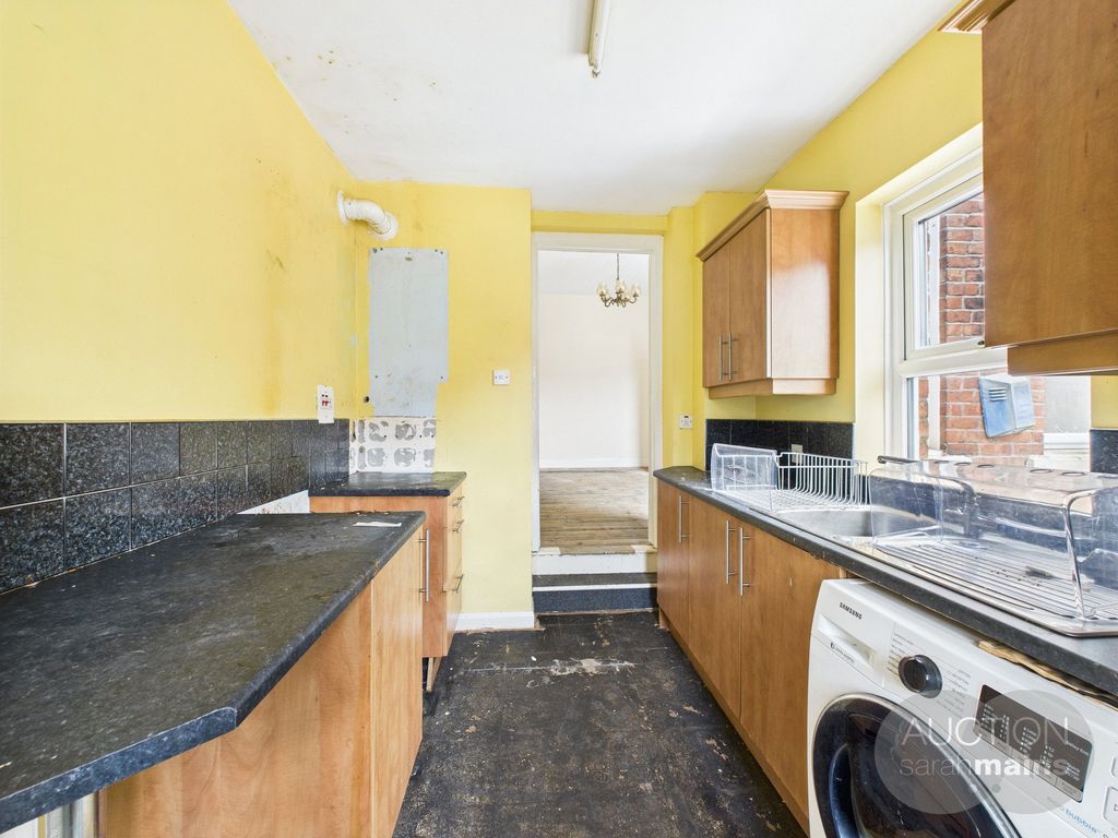 Property photo 2 of 8 Kitchen