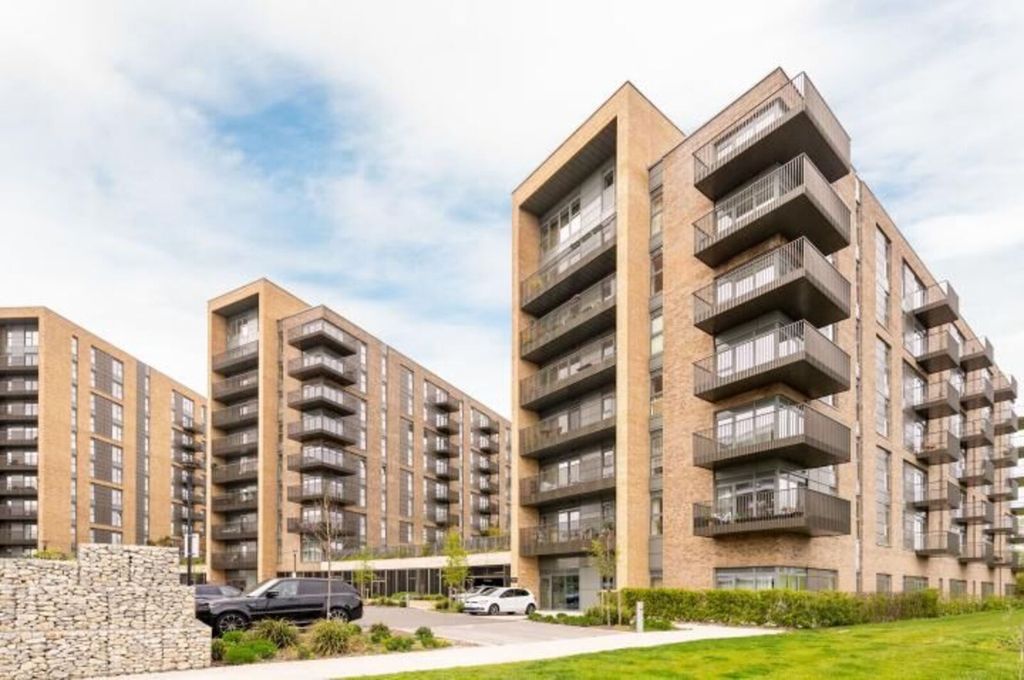 2 bed flat for saleBankside Gardens, Reading RG2
