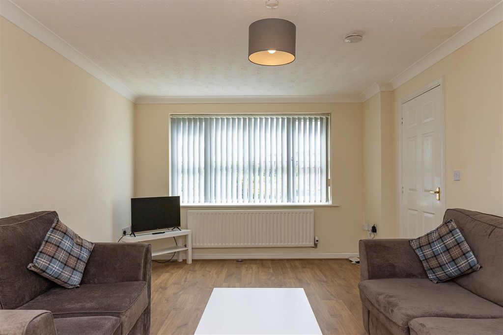 Property photo 3 of 15 9 Lakeside Close-11.Jpg