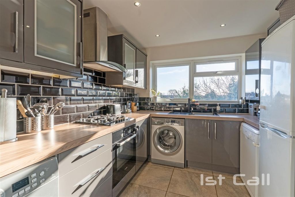 Property photo 3 of 12 Kitchen