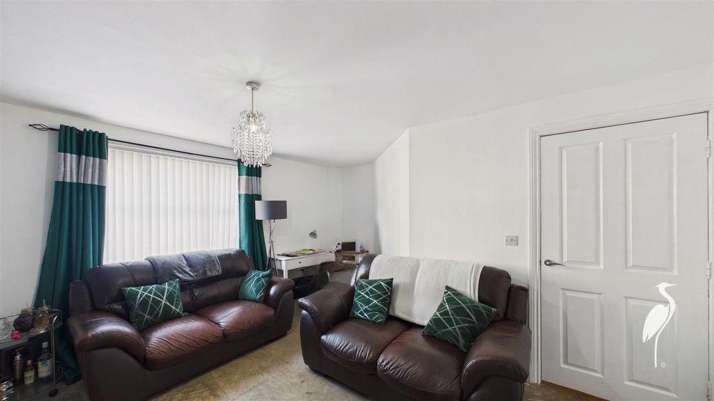 Property photo 3 of 11 Lounge