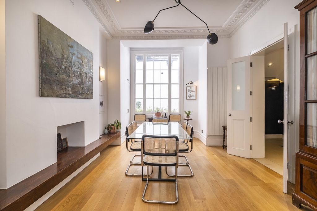 Property photo 3 of 20 Eccleston-Square-003