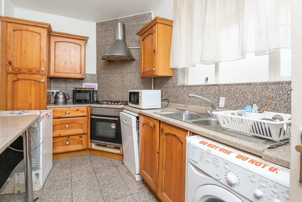 Property photo 3 of 10 Kitchen