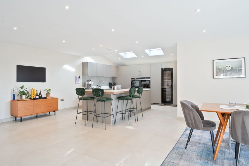 Property photo 3 of 28