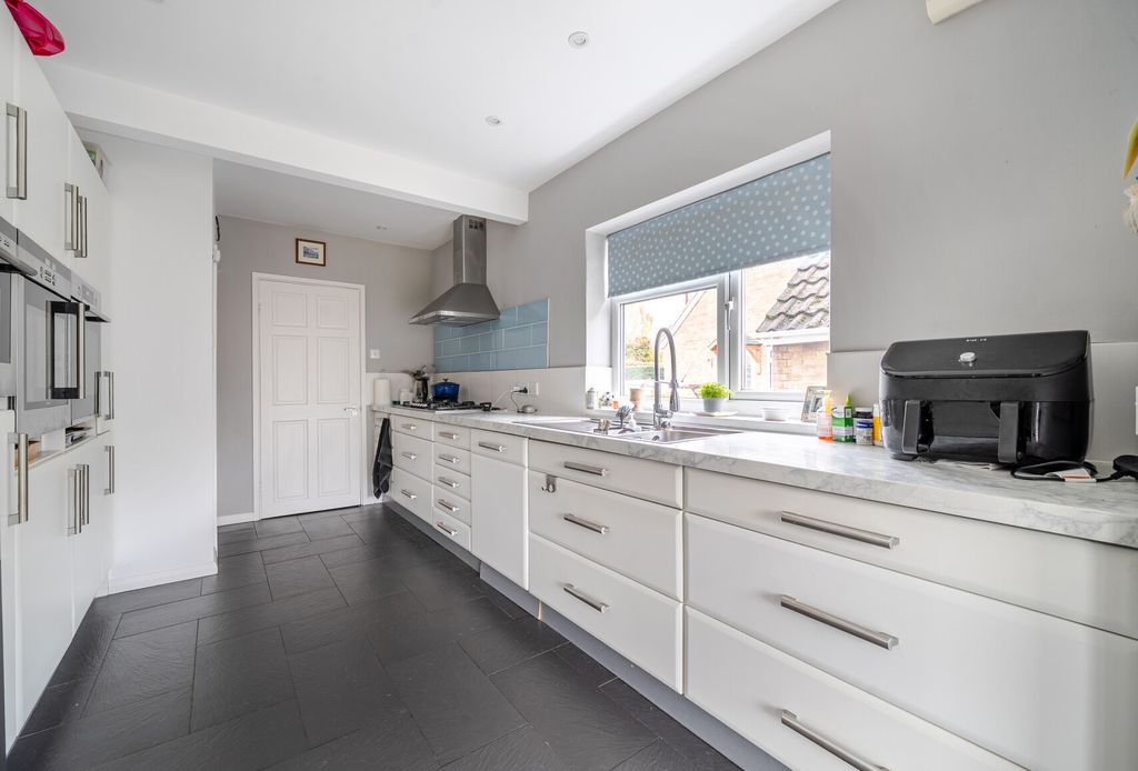 Property photo 3 of 12 1373578-19-690387...