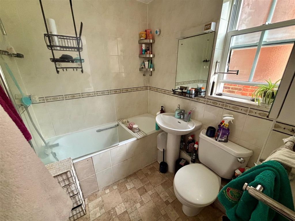 Property photo 2 of 9 Bath 2.Jpg