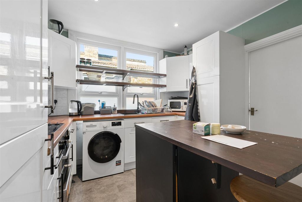 Property photo 3 of 10 82A Fountain Road Sw17 Kitchen 2.Jpg
