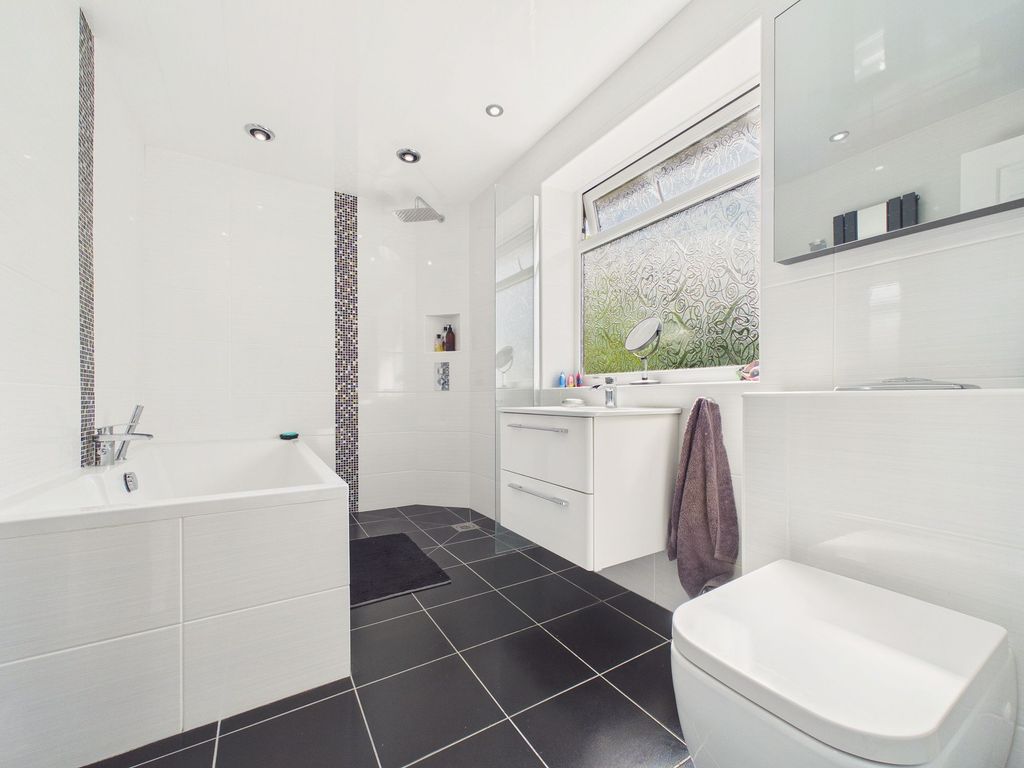 Property photo 3 of 16 Bathroom