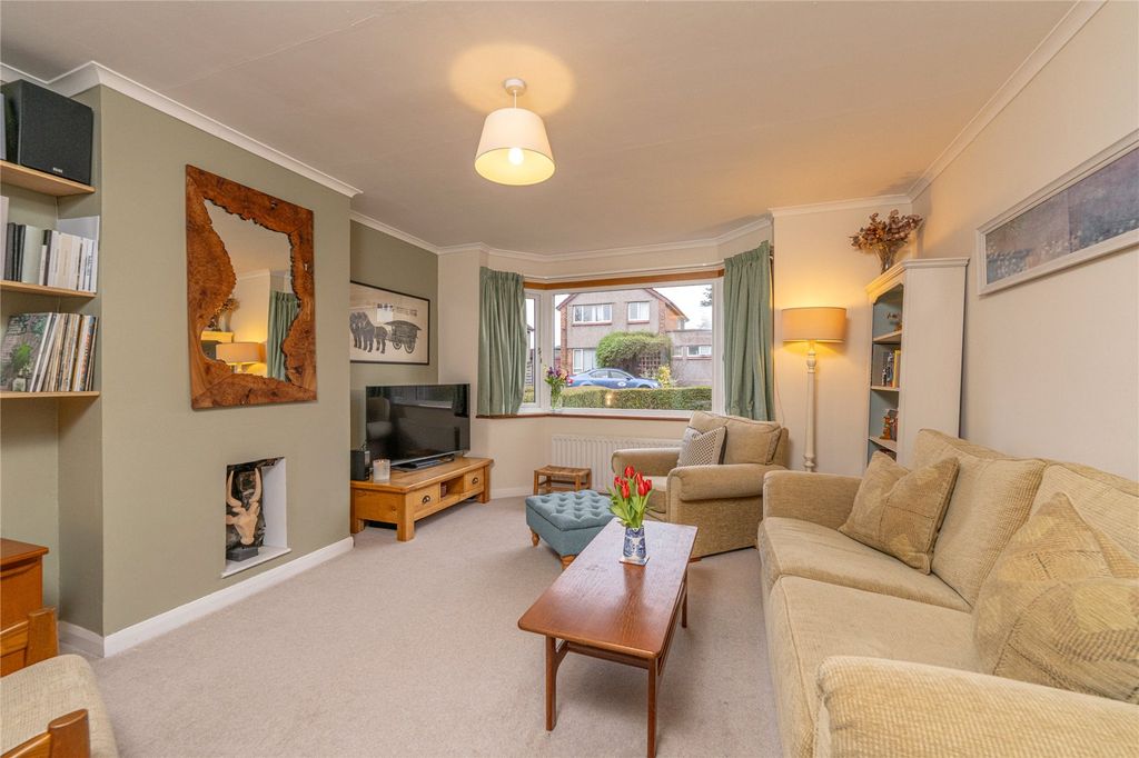 Property photo 2 of 32 Lounge