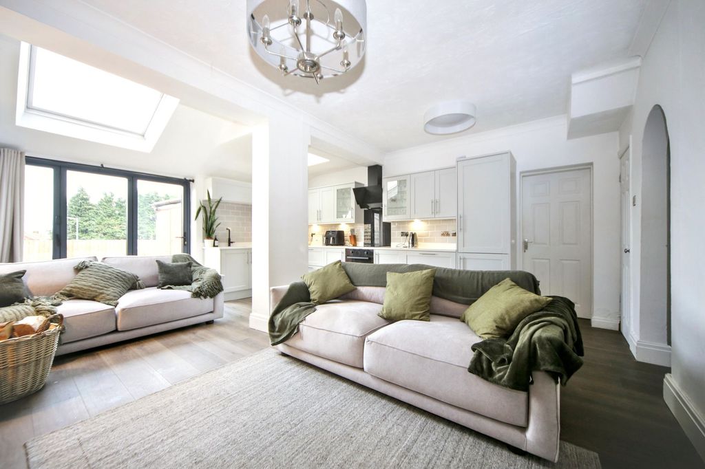 Property photo 2 of 27