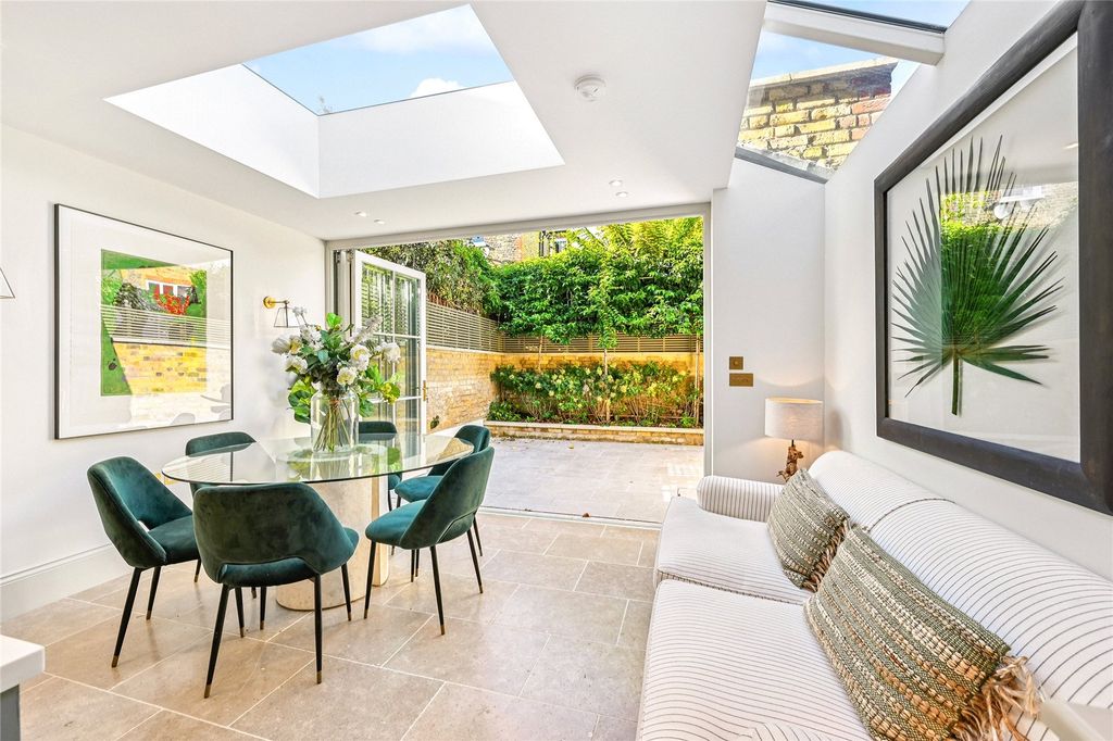 Property photo 3 of 12 Dining Area