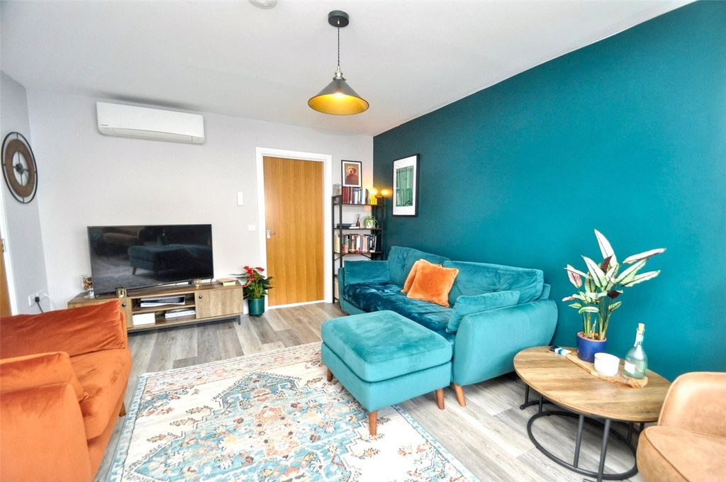 Property photo 3 of 22 Living Room (1)