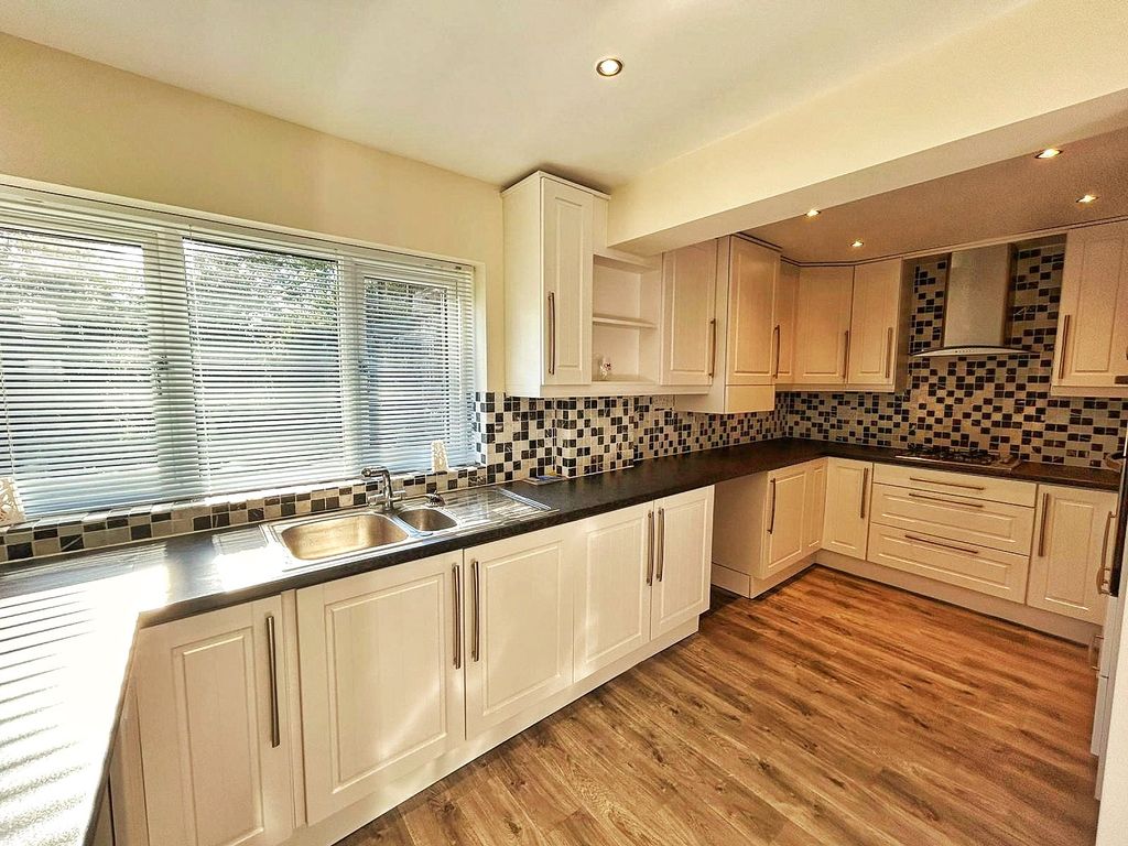 Property photo 3 of 21 Kitchen