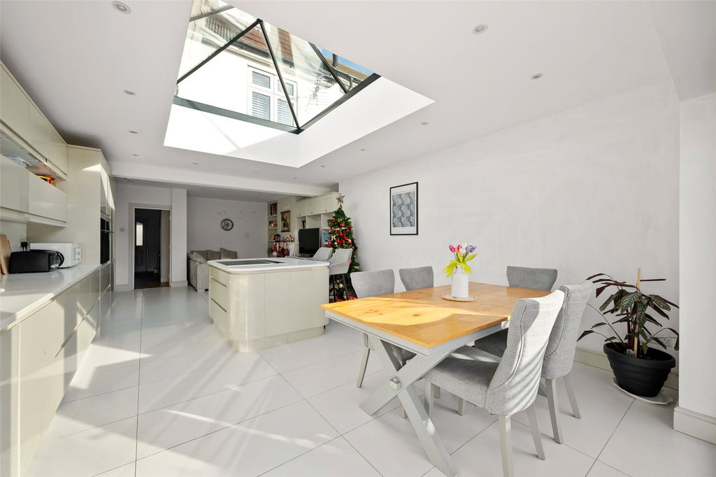 Property photo 3 of 16 Picture No. 11