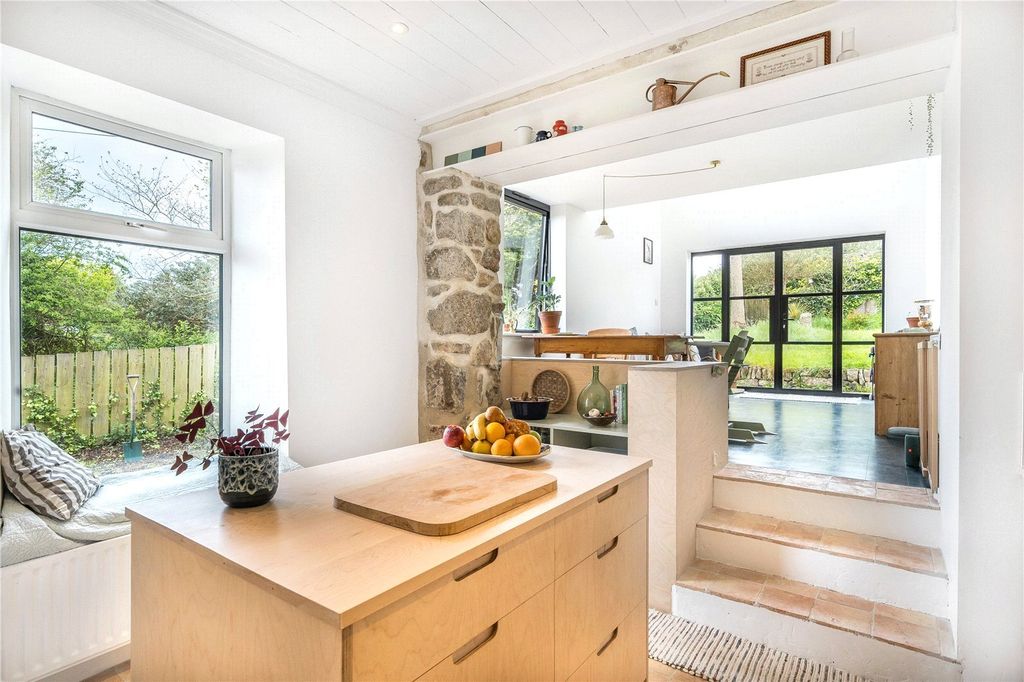 Property photo 3 of 19 Kitchen