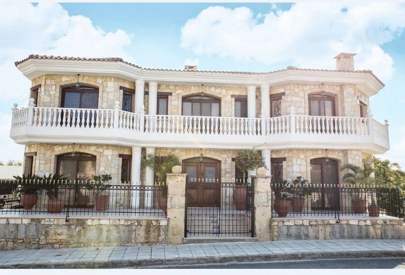 Property photo 1 of 9 Front Of Villa