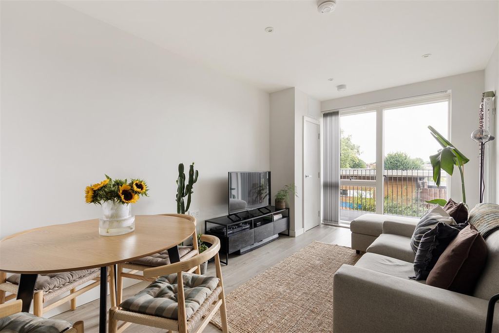 Property photo 1 of 25 Mission Grove, E17