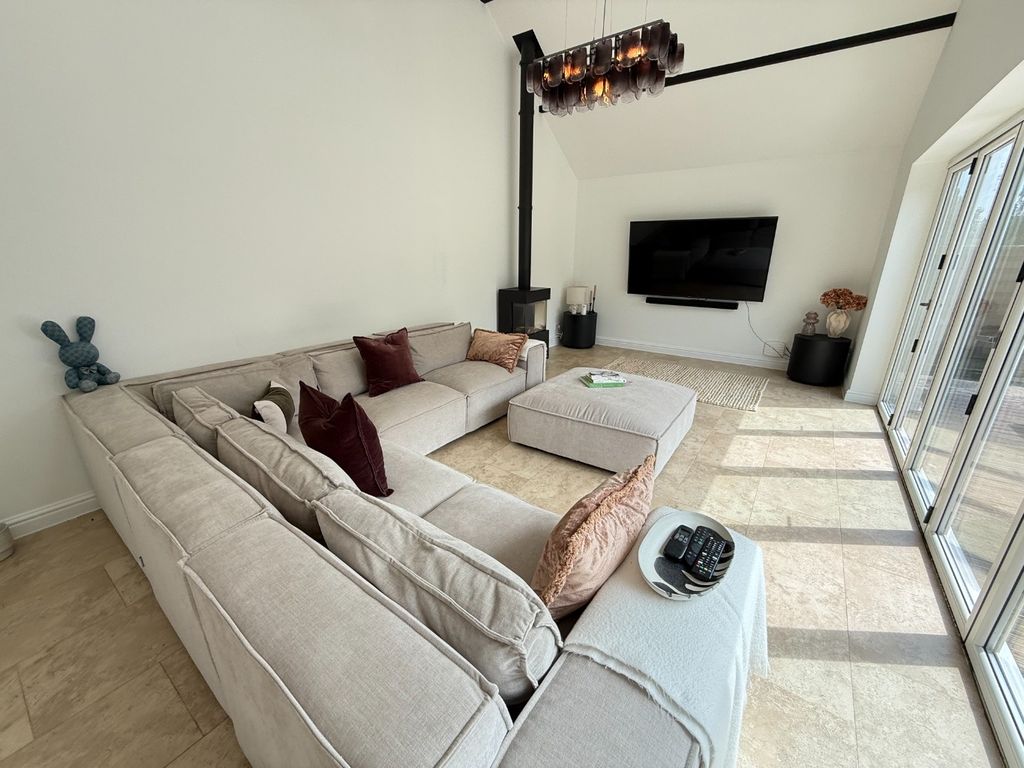 Property photo 3 of 18 3878796