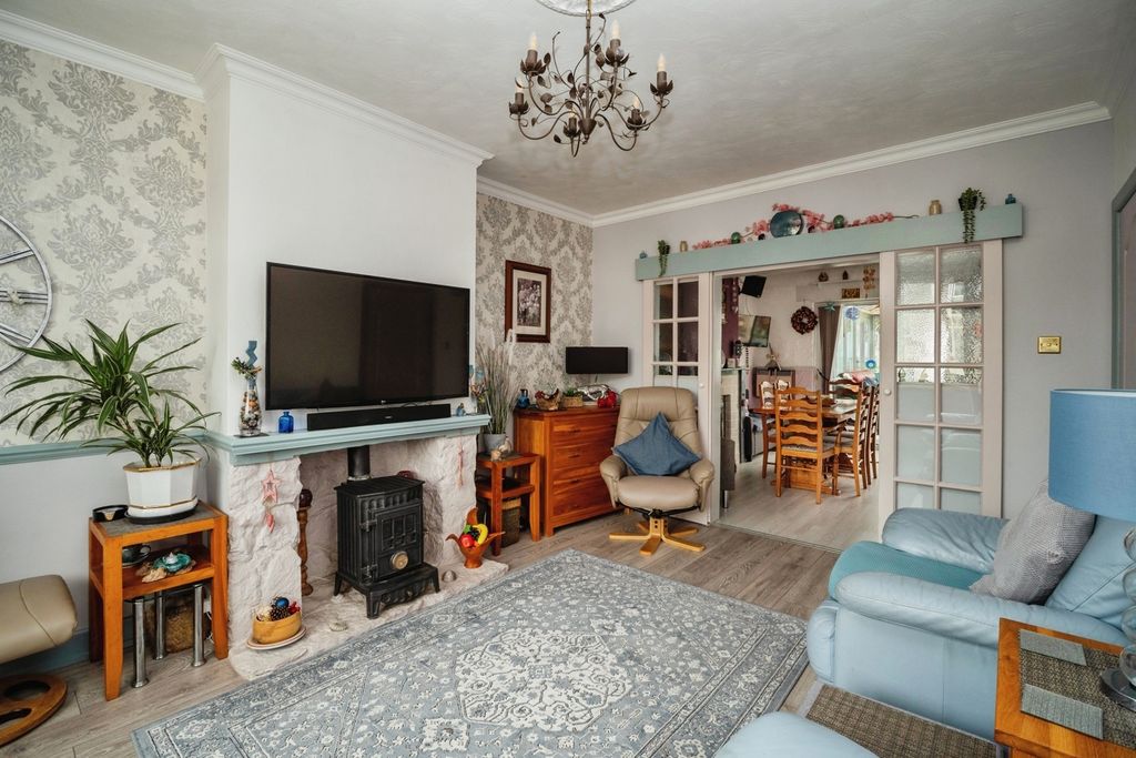 Property photo 2 of 17 Photo