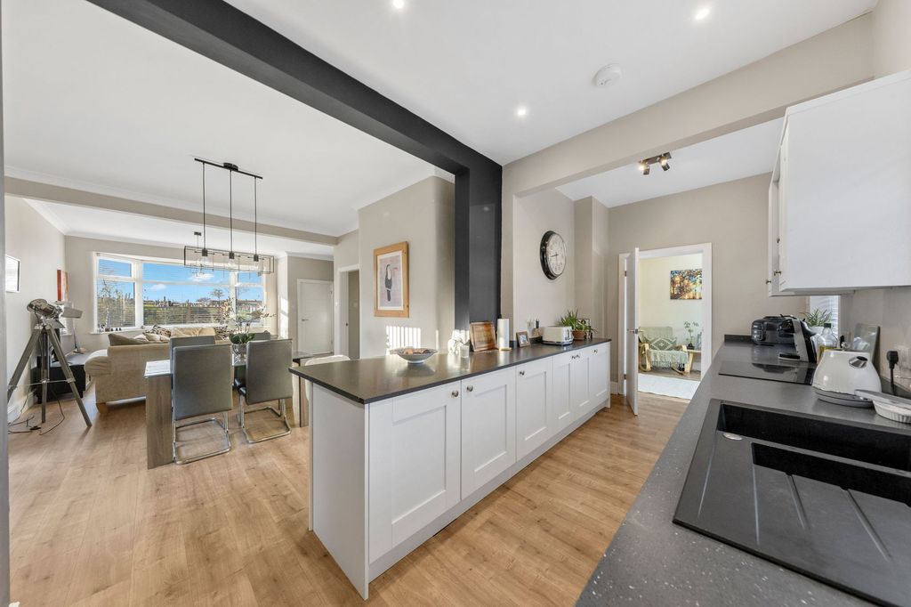 Property photo 2 of 28