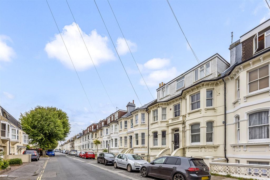 Property photo 2 of 18 Seafield Road 6, Garden Flat-018(1).Jpg