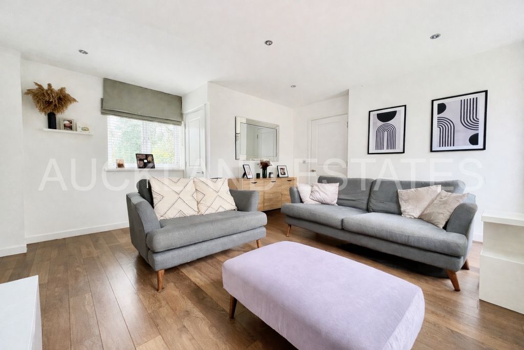 Property photo 3 of 17 Image00005