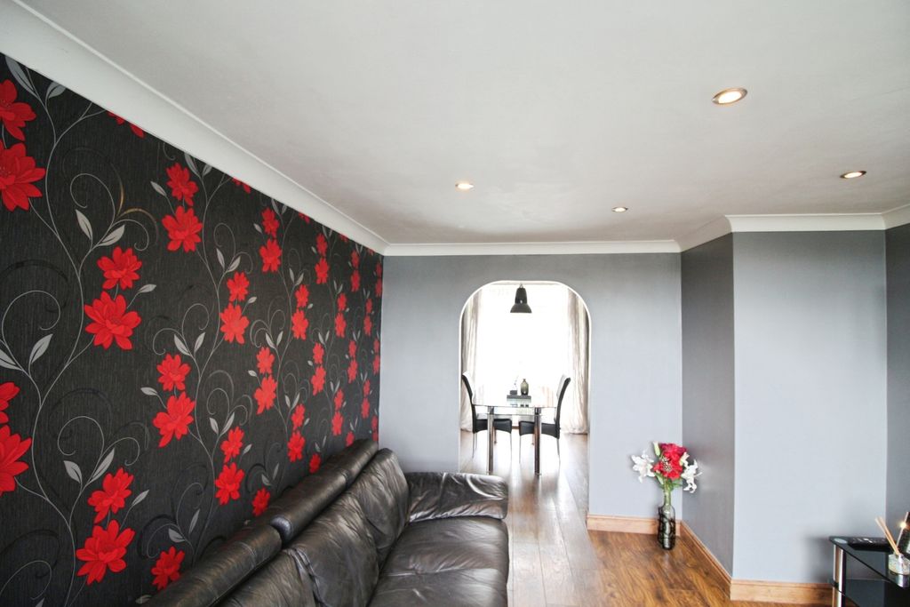 Property photo 3 of 18 Lounge