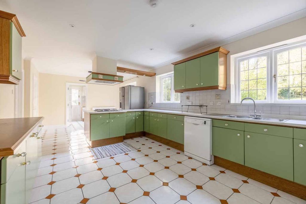 Property photo 3 of 28