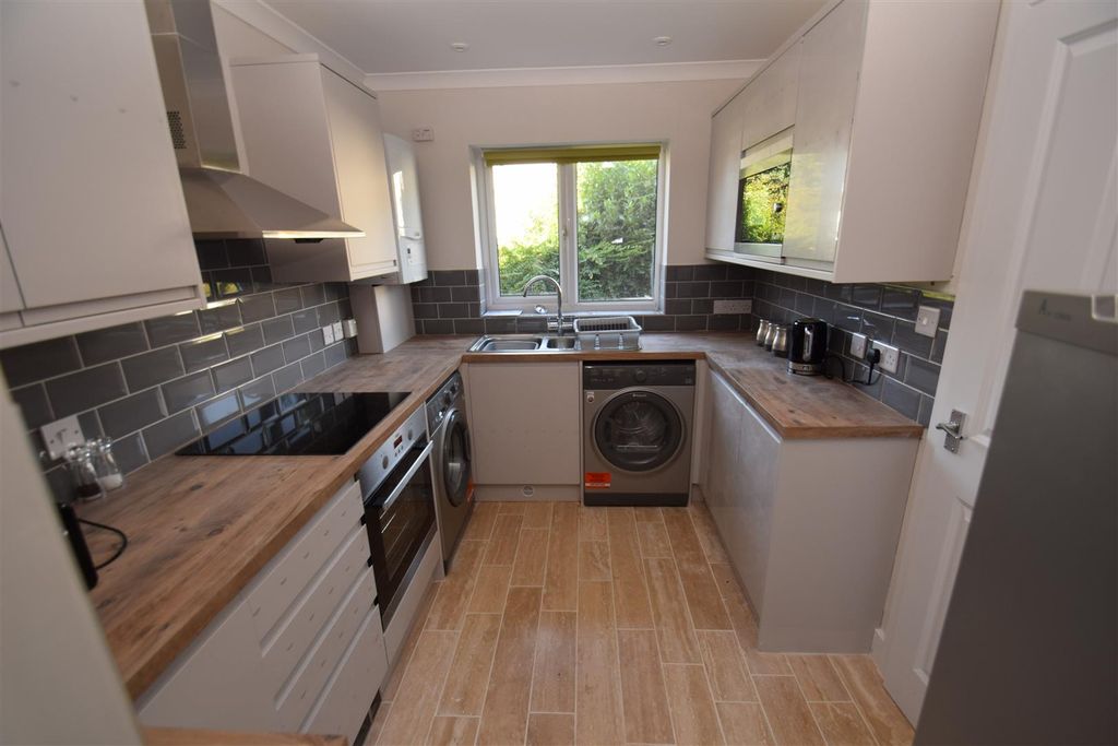 Property photo 3 of 9 Kitchen