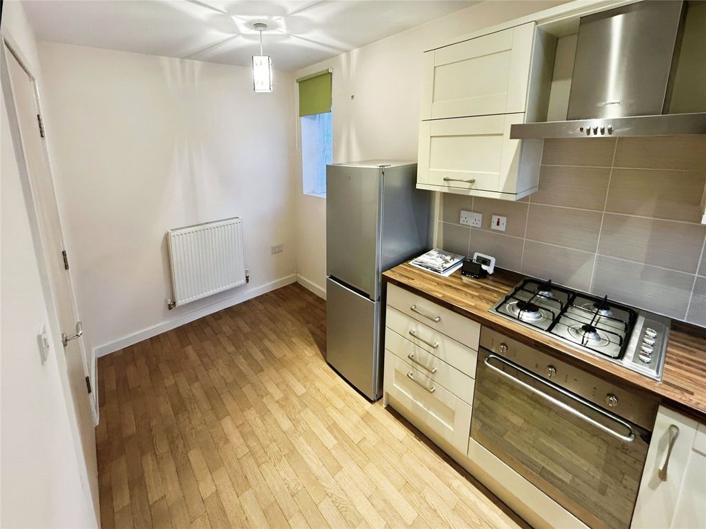 Property photo 3 of 11 Kitchen