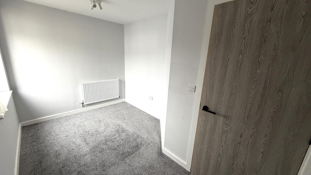 Property photo 2 of 6 Bedroom