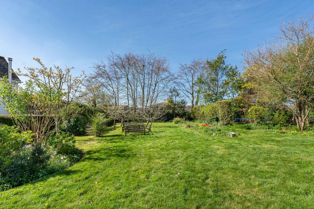 Property photo 2 of 28