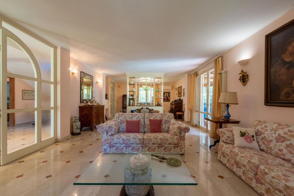 Property photo 1 of 33