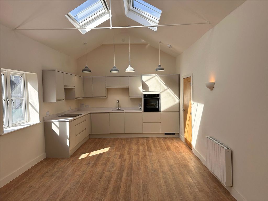 Property photo 1 of 10 Flat 7