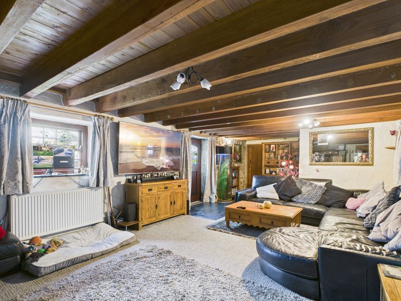 Property photo 3 of 17 Lounge