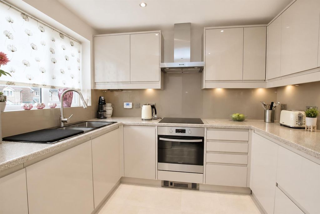Property photo 2 of 11 c1Bf7Be4-c0Bf-4Fed-B925-E901A28Dabbb.Png