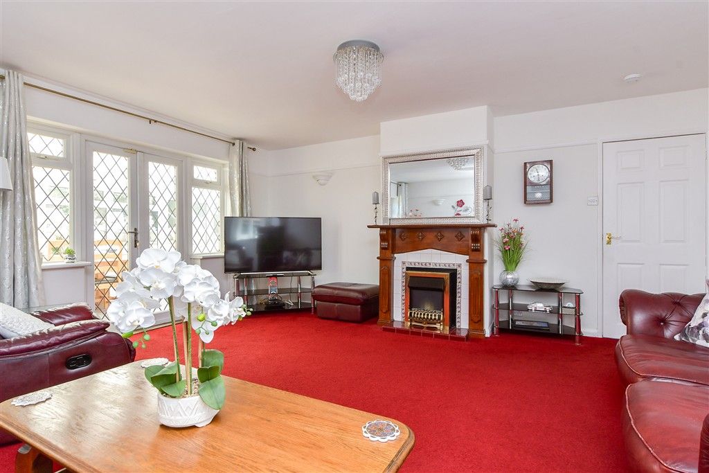 Property photo 2 of 17 Lounge