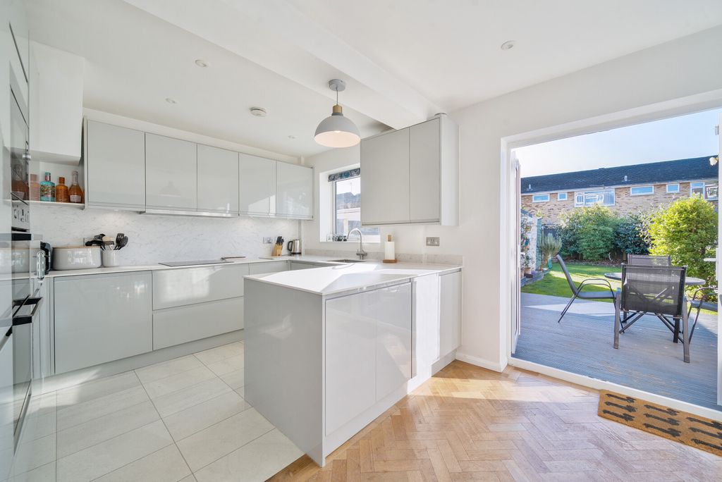 Property photo 3 of 19 1365839-19-68Fb54...