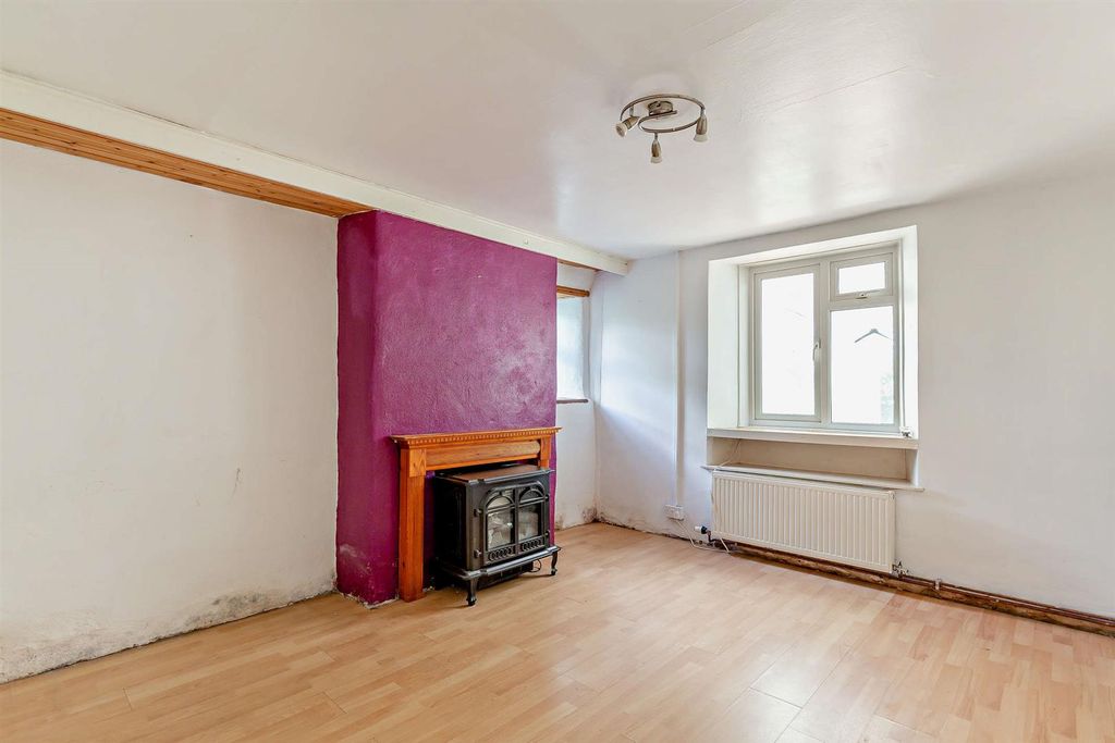 Property photo 2 of 14 8653376-Interior01-800.Jpg
