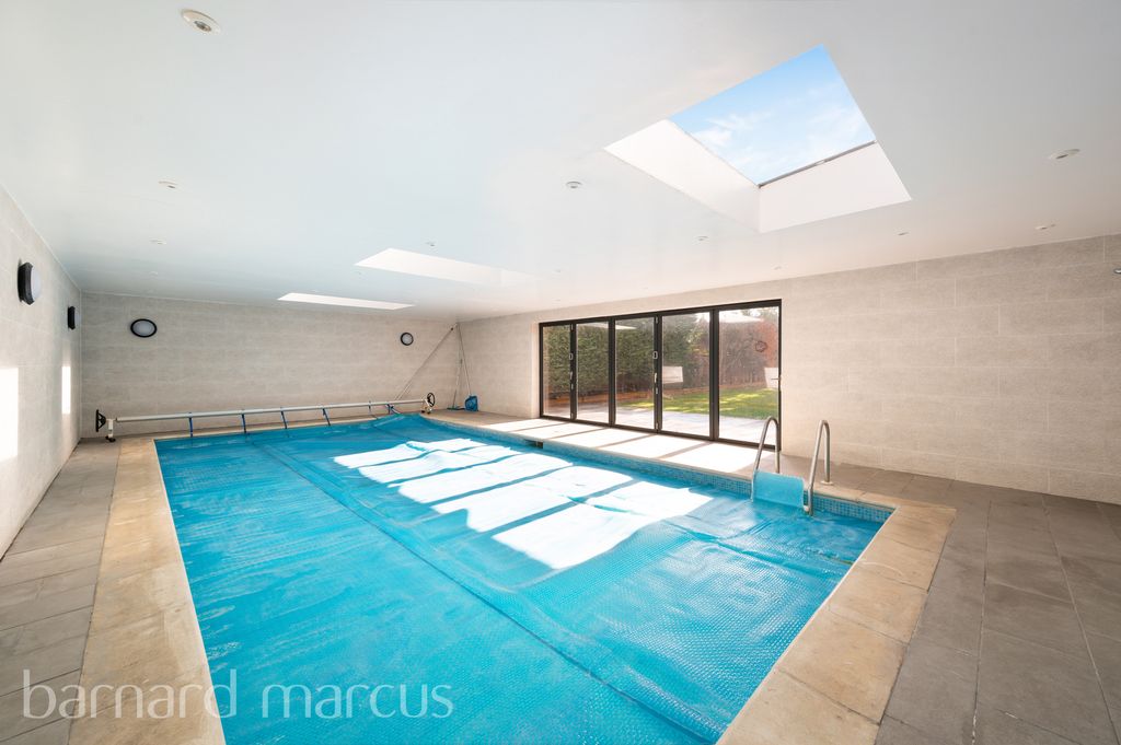 Property photo 2 of 16 Swimming Pool