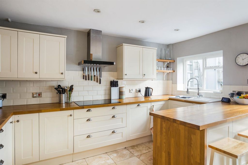Property photo 3 of 16 71714_Glaston-House-Battledown  (7)_Low.Jpg