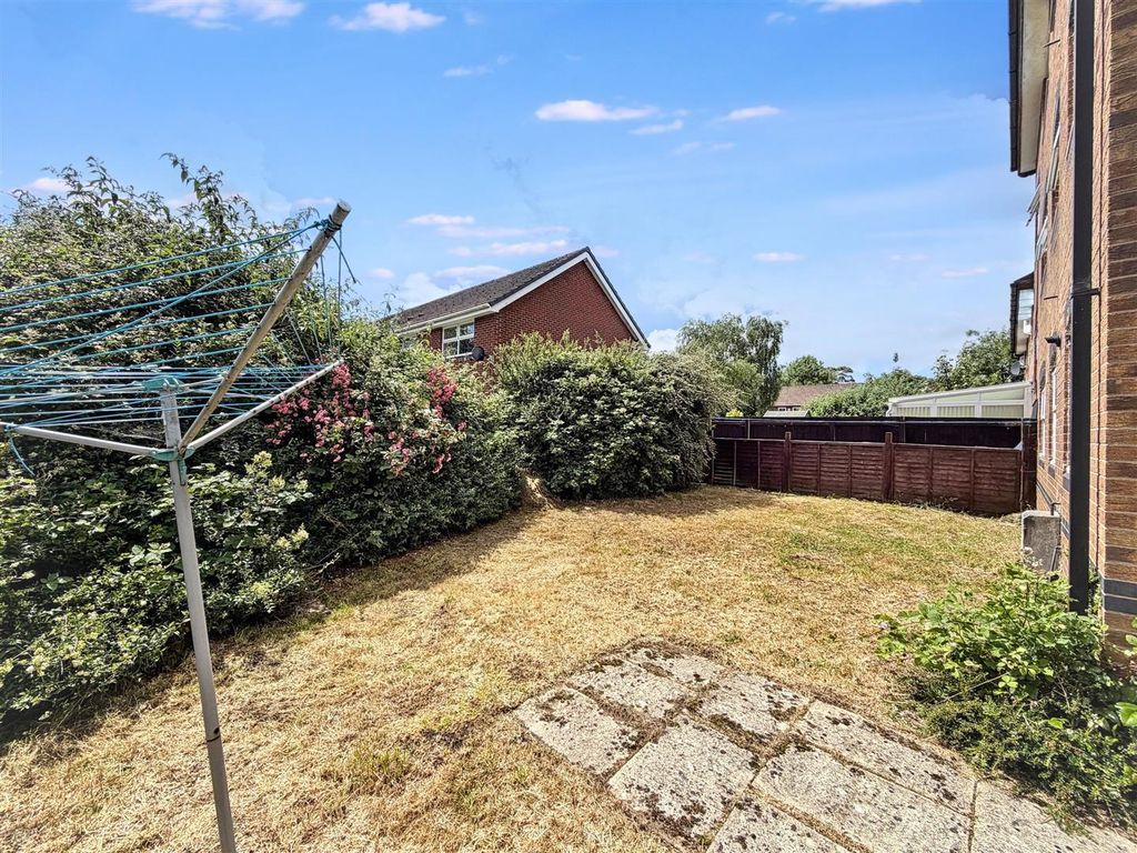 2 bed flat for saleWright Close, Newport NP19 photo 5