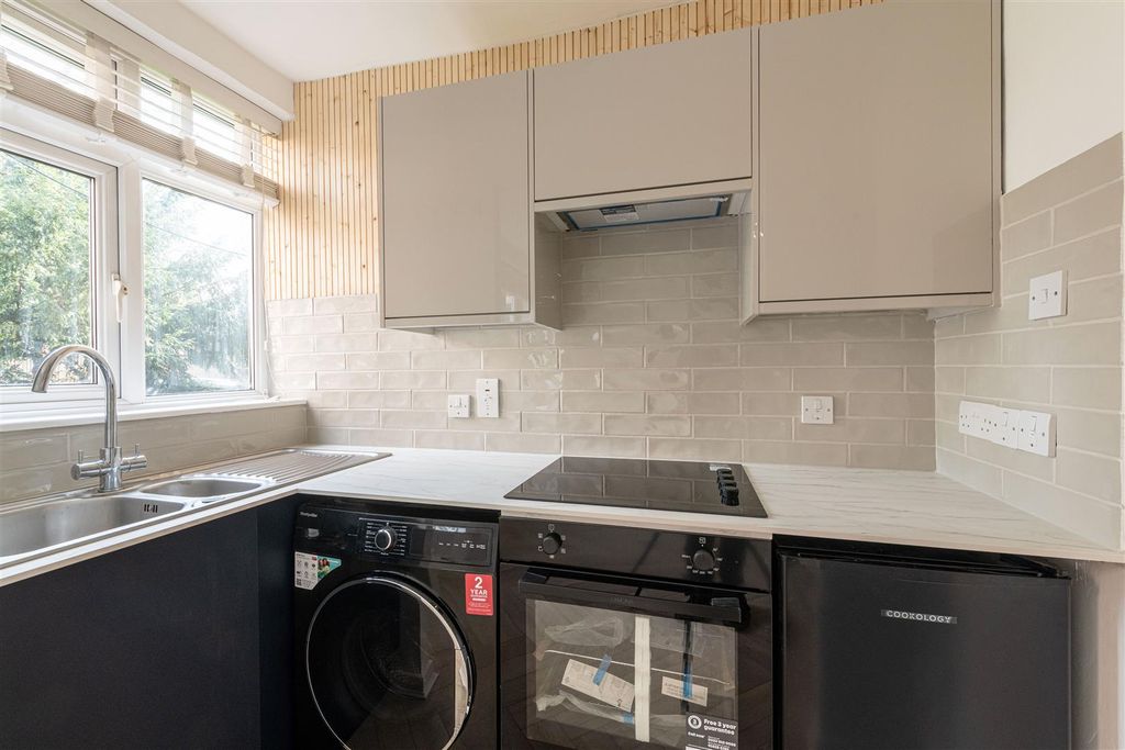 Property photo 3 of 9 17 Harwood Ct Kit.Jpg