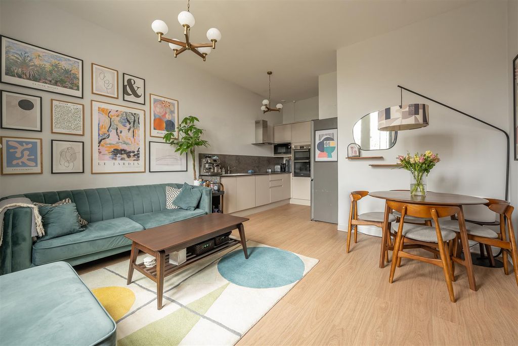 Property photo 1 of 24 Victory Road, E11