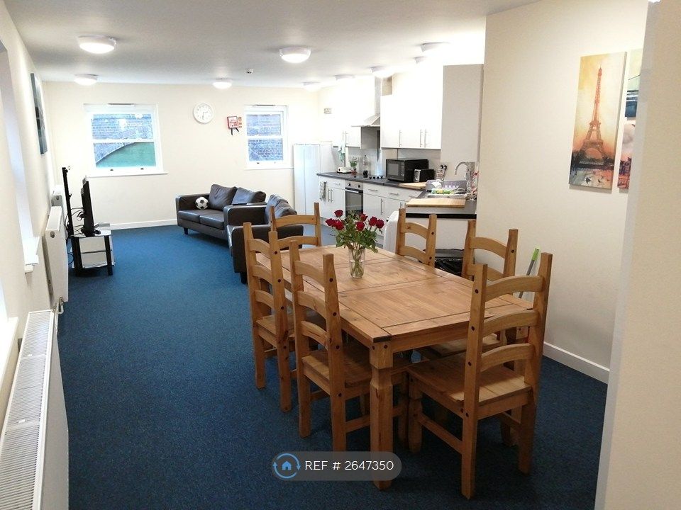 Property photo 1 of 8 Kitchen/Lounge