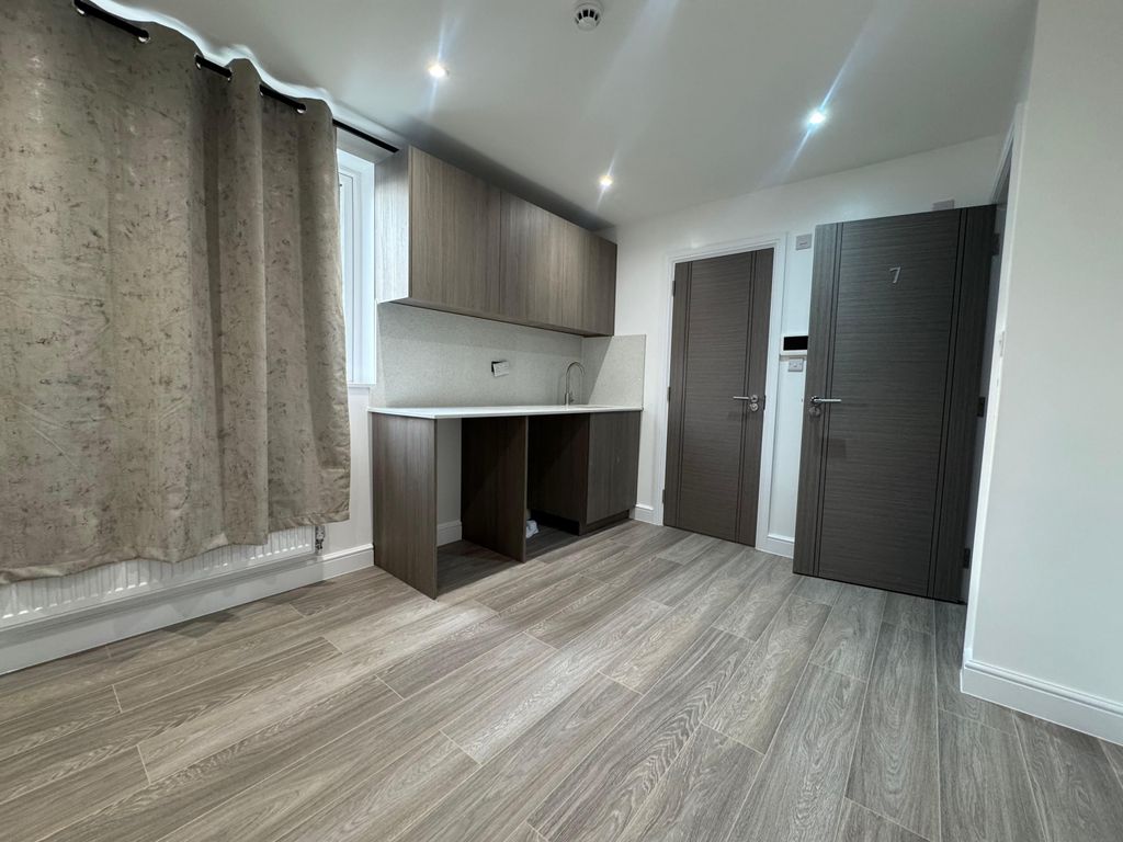 Property photo 1 of 2 Studio Flat To Rent