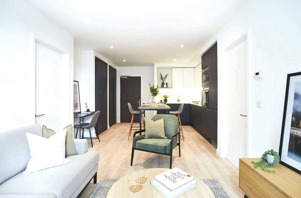 Property photo 2 of 17 Circle Square