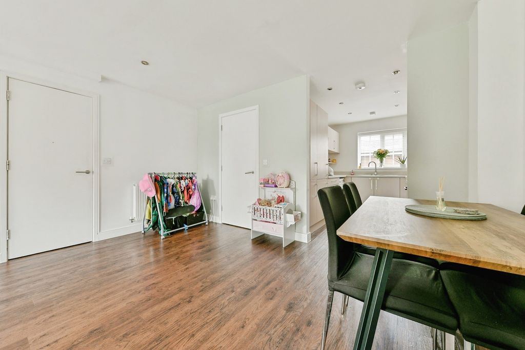 Property photo 3 of 23 Pbox-Img.Jpg